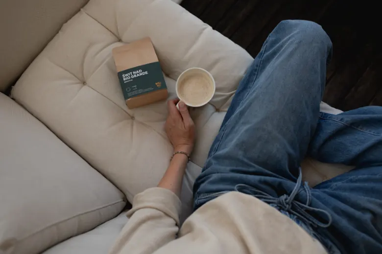 Kubek kawy z mlekiem i opakowanie kawy Wild Hill Coffee z Brazylii