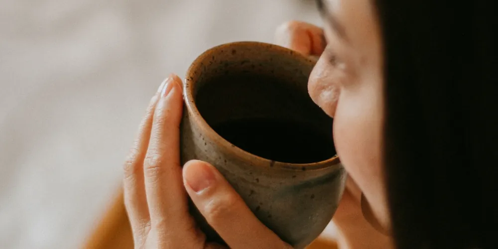 Kawa organiczna a konwencjonalna: dlaczego warto wybrać ziarna speciality od Wild Hill Coffee?